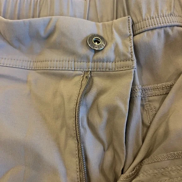 Duluth Trading Company Dry on the Fly 10” Women’s Khaki Cargo Shorts - Picture 3 of 5